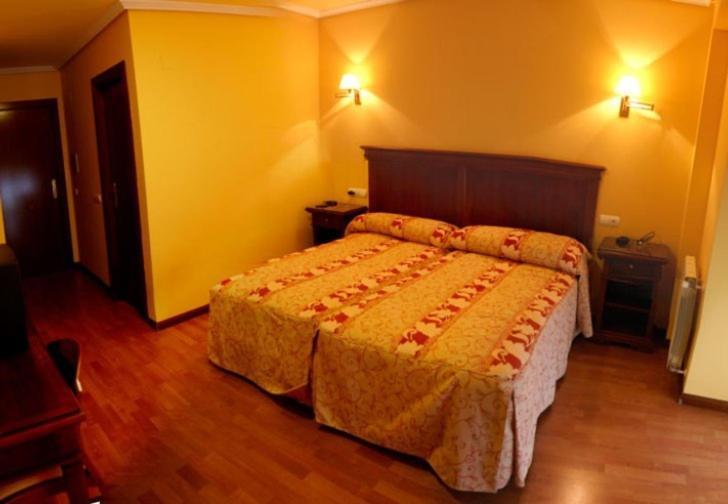 Hostal Torres San Leonardo de Yagüe Rom bilde